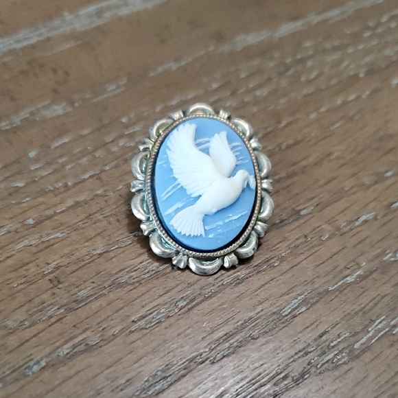Blue and Silver Bird Cameo Brooch - Picture 1 of 3